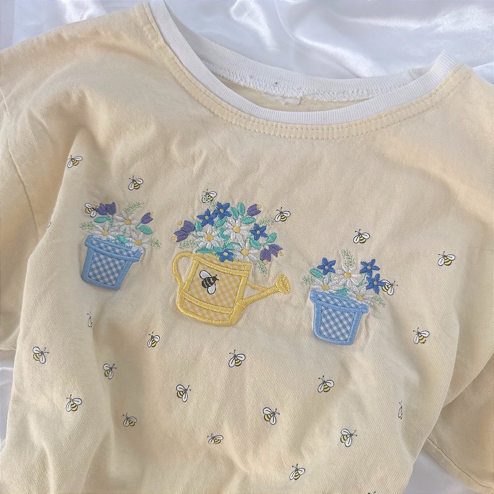 Vintage Embroidered Flower Pot Bumblebee T-Shirt Pale Yellow Cottagecore Tee